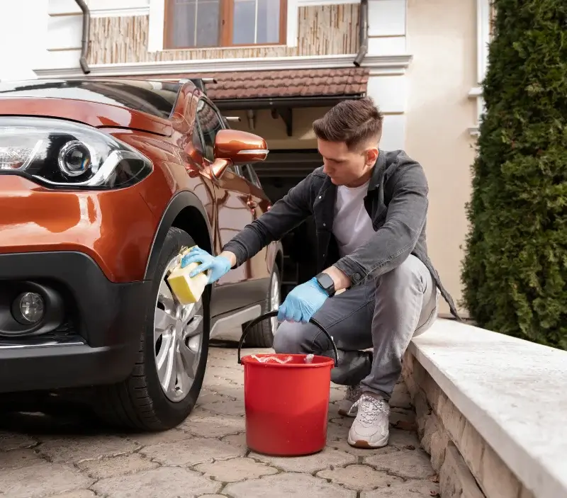 Lavage auto à domicile Civrieux : professionnel intervenant sur un véhicule